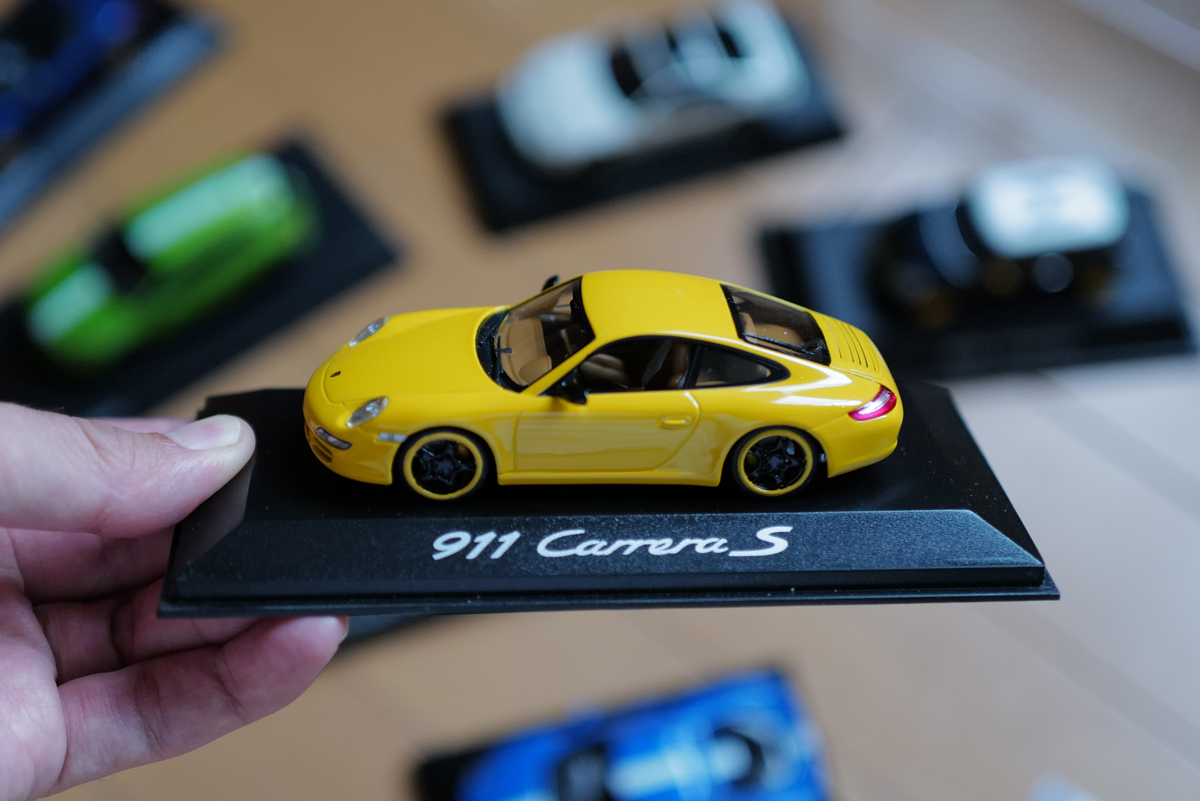 1/43サイズのモデルカー(ミニカー)〜ポルシェ911(イエロー)