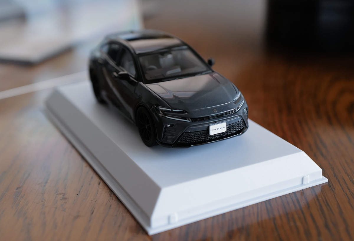 京商製 1/43クラウンスポーツのミニカー(アッシュ、ツートン)