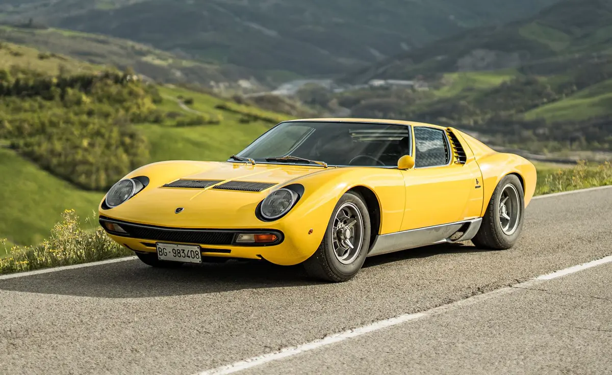 ランボルギーニ「SV」55年の全歴史、ミウラから最新レヴエルトSVまで最高峰V12の系譜を解き明かす。出力はミウラSVからレヴエルトSVで「2.7倍」に