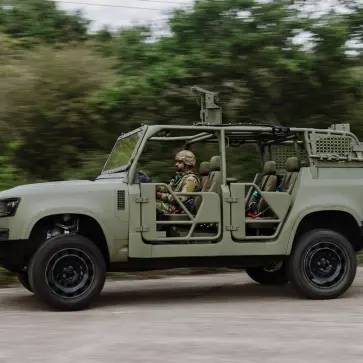 ランドローバー ディフェンダーの軍用車、「ディフェンダー ウルフ」