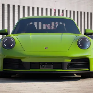 グリーンのポルシェ911カレラ（フロント正面）