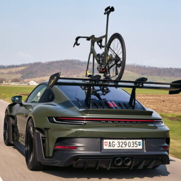 ポルシェ911 GT3 RSと同じカラーにペイントされたカーボン製バイク