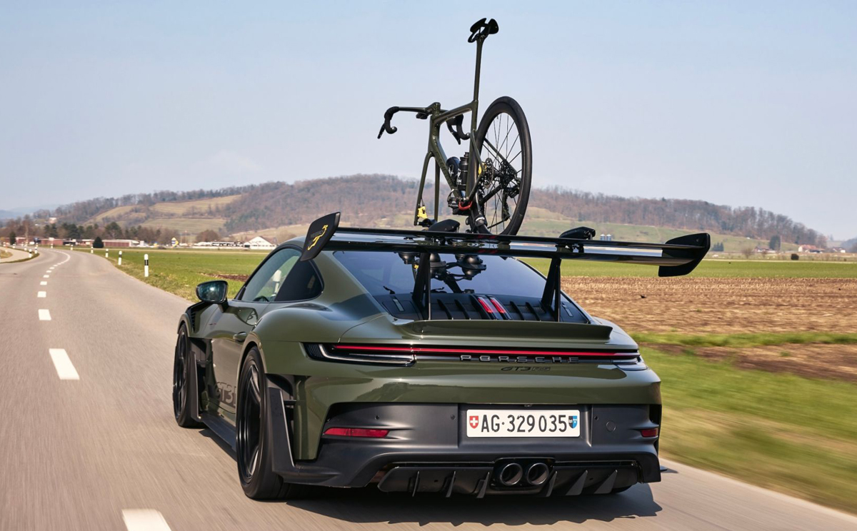 ポルシェ911 GT3 RSと同じカラーにペイントされたカーボン製バイク