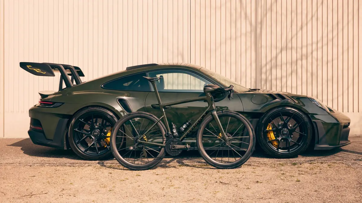 ポルシェ911 GT3 RSと完全に「シンクロ」。同じカラー、同じ仕様にて製作した「世界に1台」の超軽量カーボンバイクをルーフに積んで駆け抜ける男