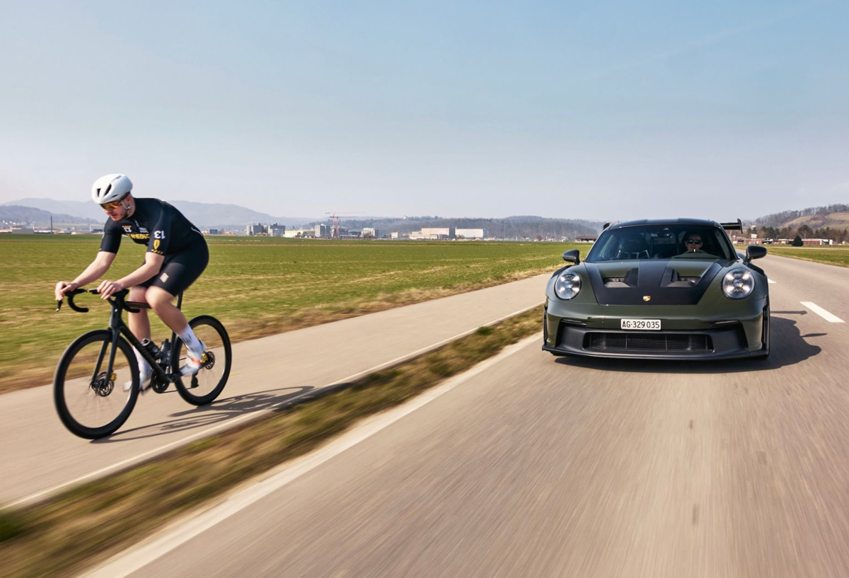 ポルシェ911 GT3 RSと同じカラーにペイントされたカーボン製バイク