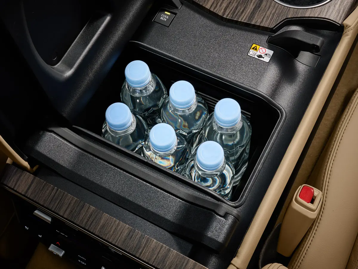 トヨタ ランドクルーザー300に装着されるクーラーボックス