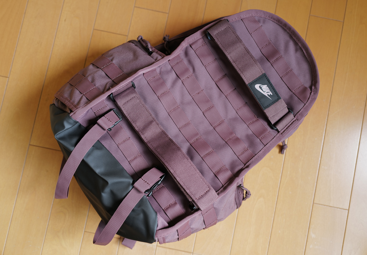 今日のフェラーリ納車待ち。またまたパープルのグッズが増えてきた。今度はナイキのバックパック、「もうやめよう」と思いながらもつい買ってしまう