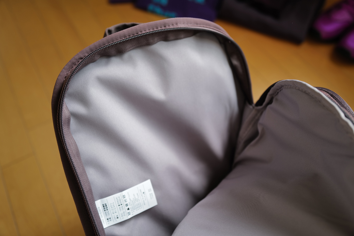 ナイキのパープルのバックパック