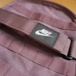 ナイキのパープルのバックパック