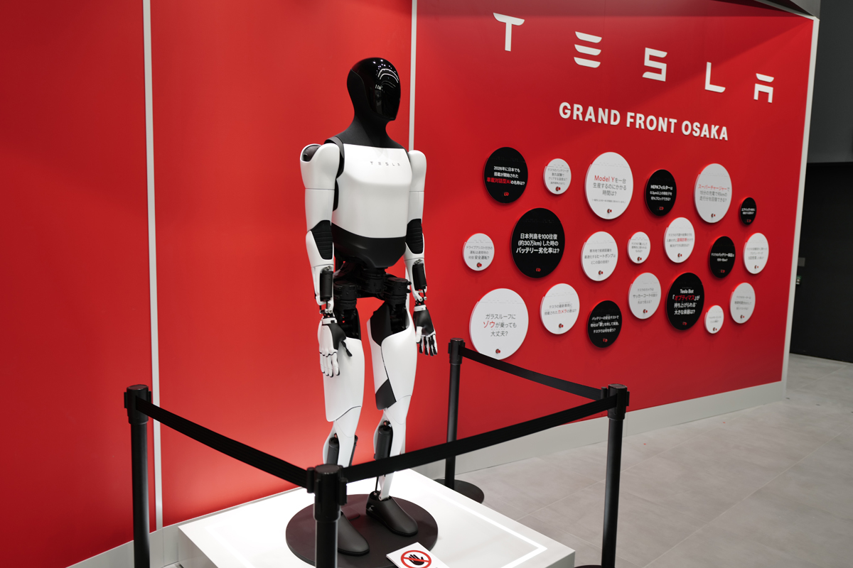 テスラ梅田ショールームに展示される「テスラボット」