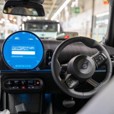 BMWの工場にて「無人で移動する」ミニ