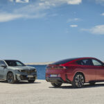BMW iX4のエクステリア（レッド、シルバー）