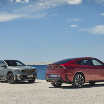 BMW iX4のエクステリア（レッド、シルバー）