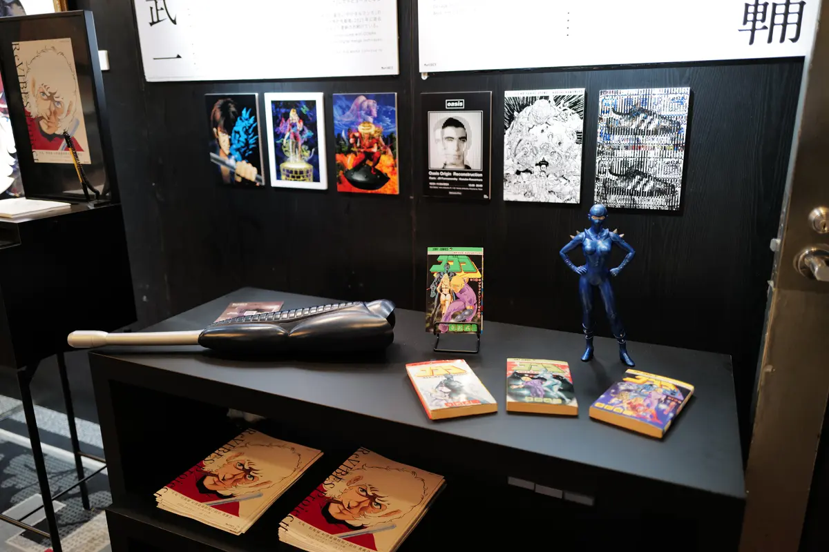 漫画「コブラ」に登場する「レディ」のフィギュアとサイコガン