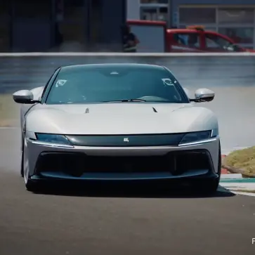 フィオラノ・サーキットを走行するフェラーリ12チリンドリ マヌアーレ