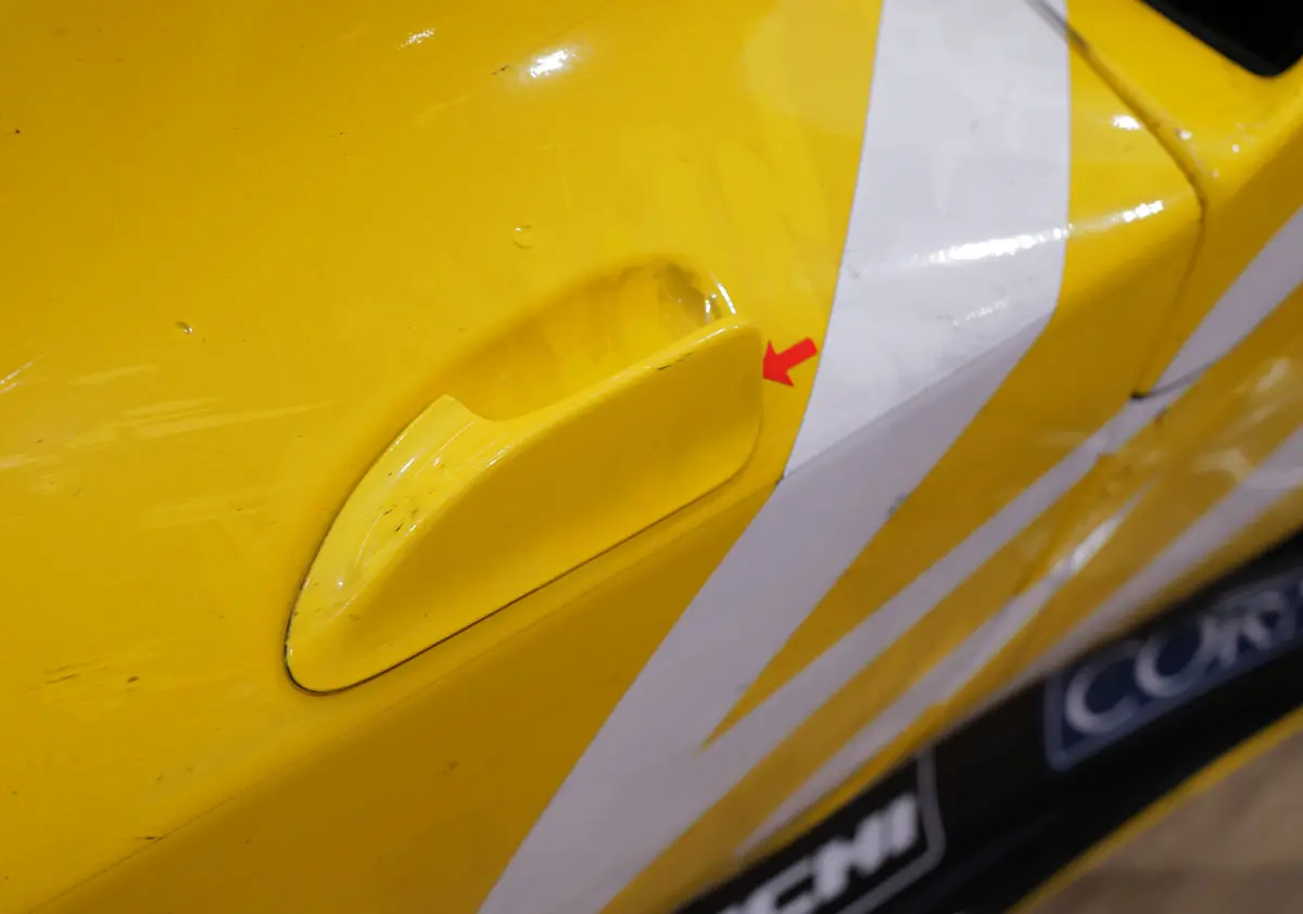 フェラーリ296 GT3 EVO LM Corsa 60号車のドアハンドル