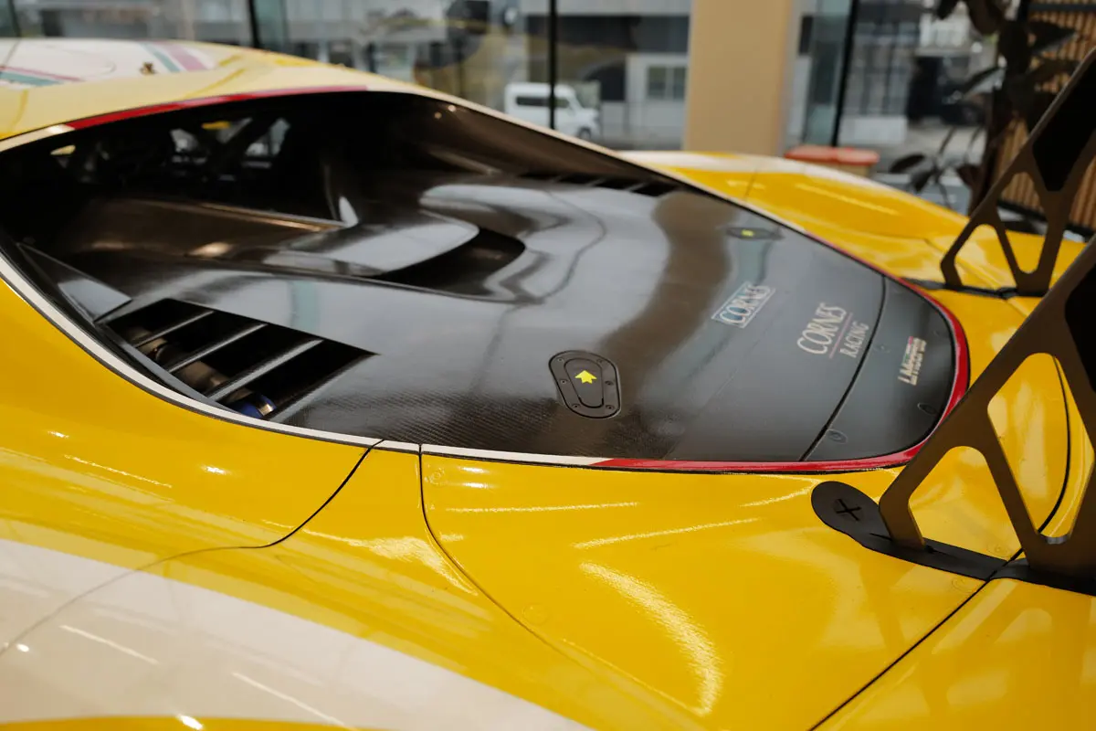 フェラーリ296 GT3 EVO LM Corsa 60号車のエンジンフード