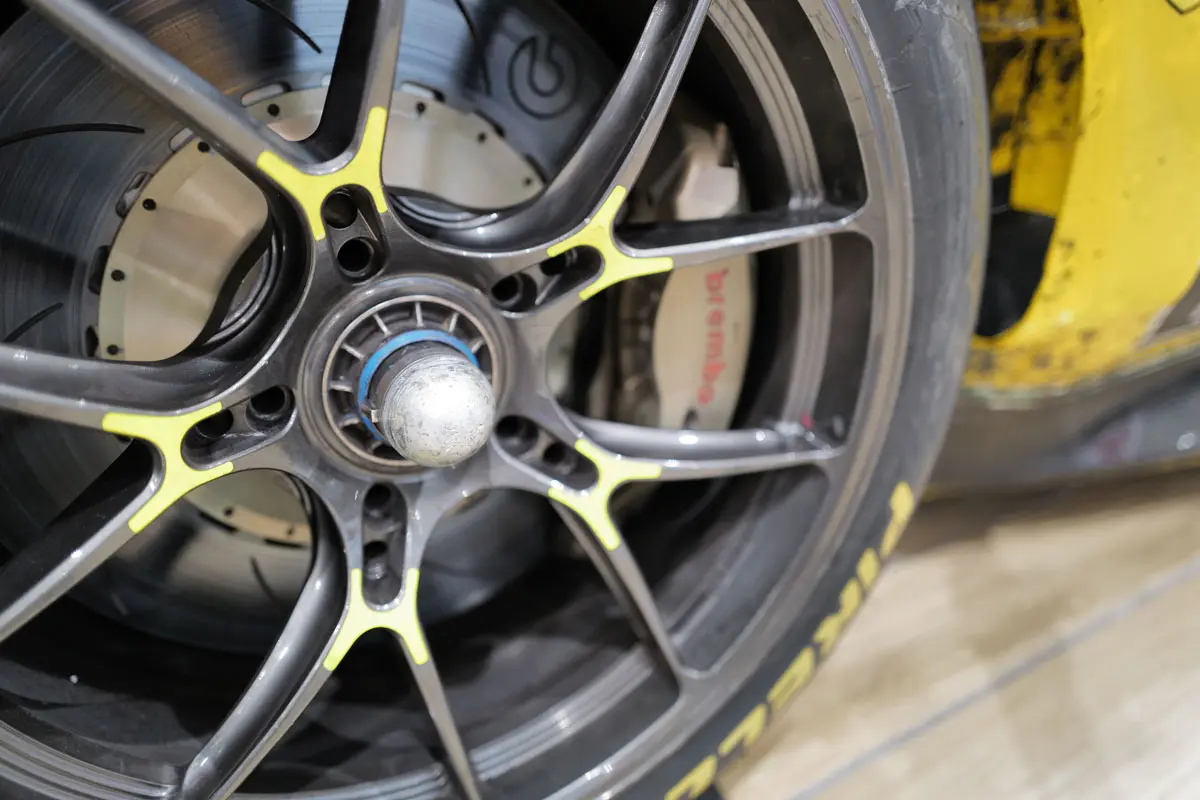 フェラーリ296 GT3 EVO LM Corsa 60号車のホイールとブレーキ