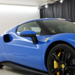 ブルーのフェラーリ296GTB