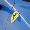 フェラーリ296GTB（ブルー）のサイド（エンブレム）
