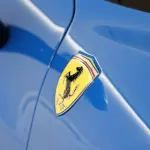 フェラーリ296GTB（ブルー）のサイド（エンブレム）