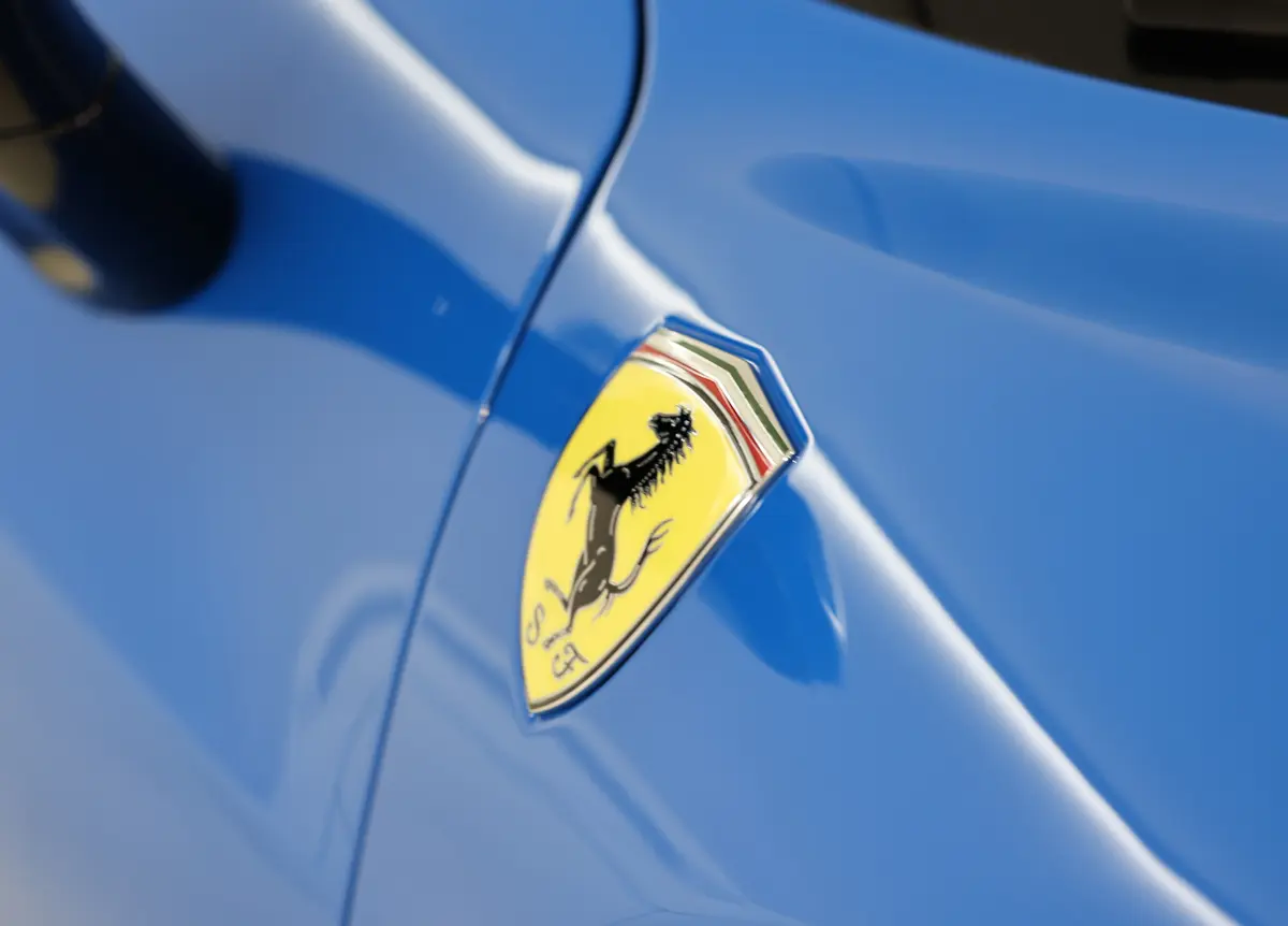 なんとフェラーリでは「新車購入時の支払い」にクレジットカードを使用できるようだ。仮に100円＝1ポイントだと「1億円で100万円分のポイント」が付与されることに