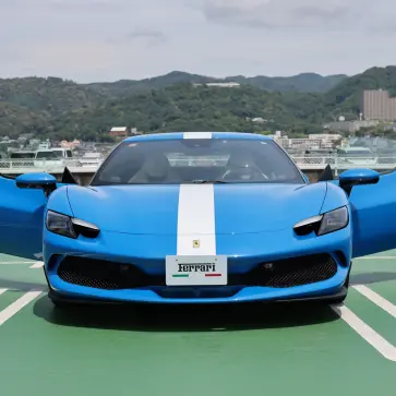 ブルーのフェラーリ296GTB